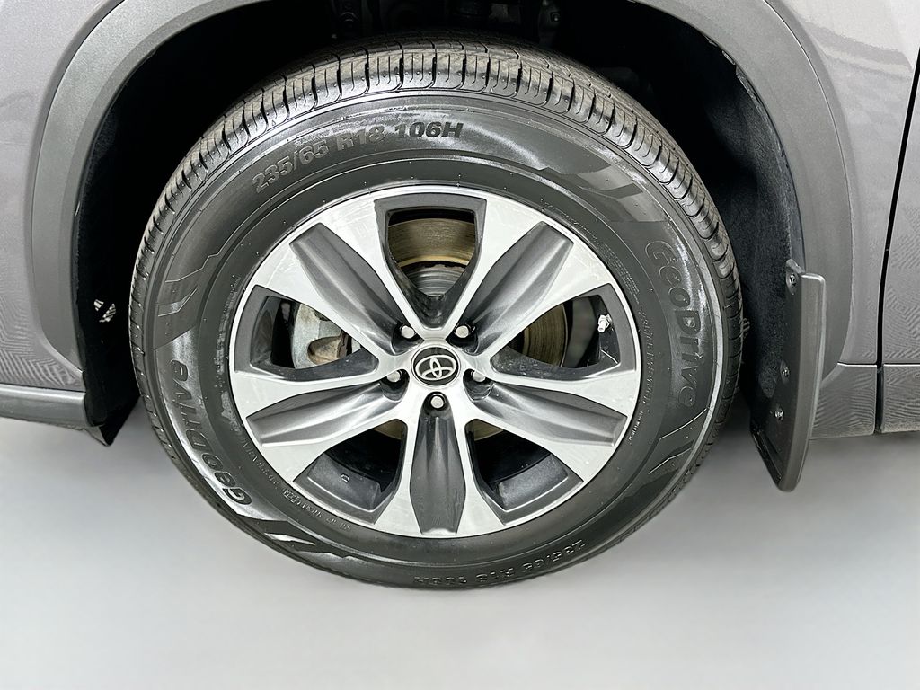 Thumbnail: 2023 Toyota Highlander - 32