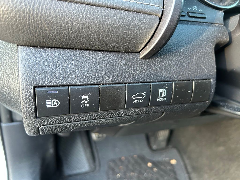 2020 Toyota Camry SE 18