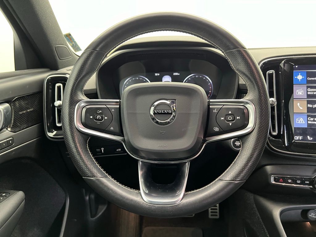 Thumbnail: 2021 Volvo XC40 - 17