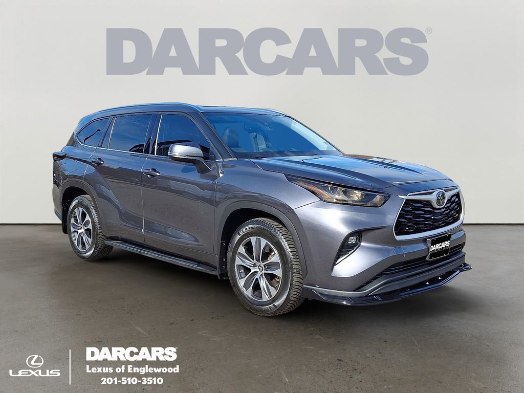 Magnetic Gray Metallic 2020 Toyota Highlander XLE AWD SUV / Crossover All-Wheel Drive 8-Speed Automatic
