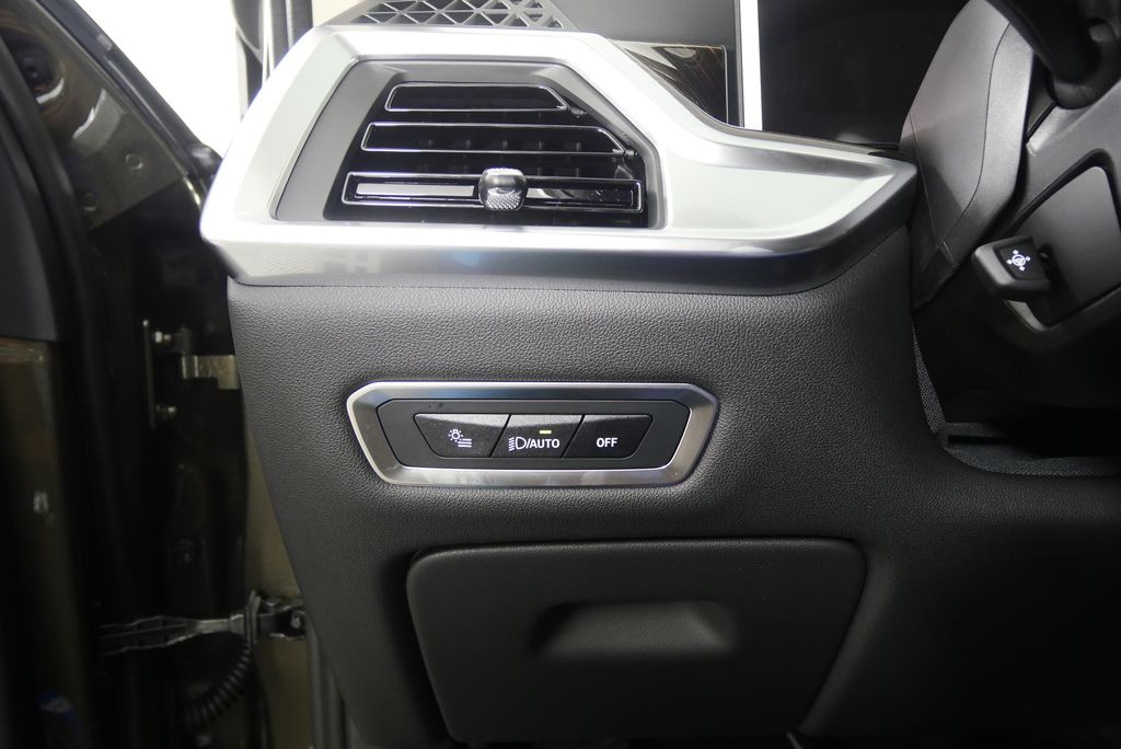 Thumbnail: 2026 BMW X7 - 22