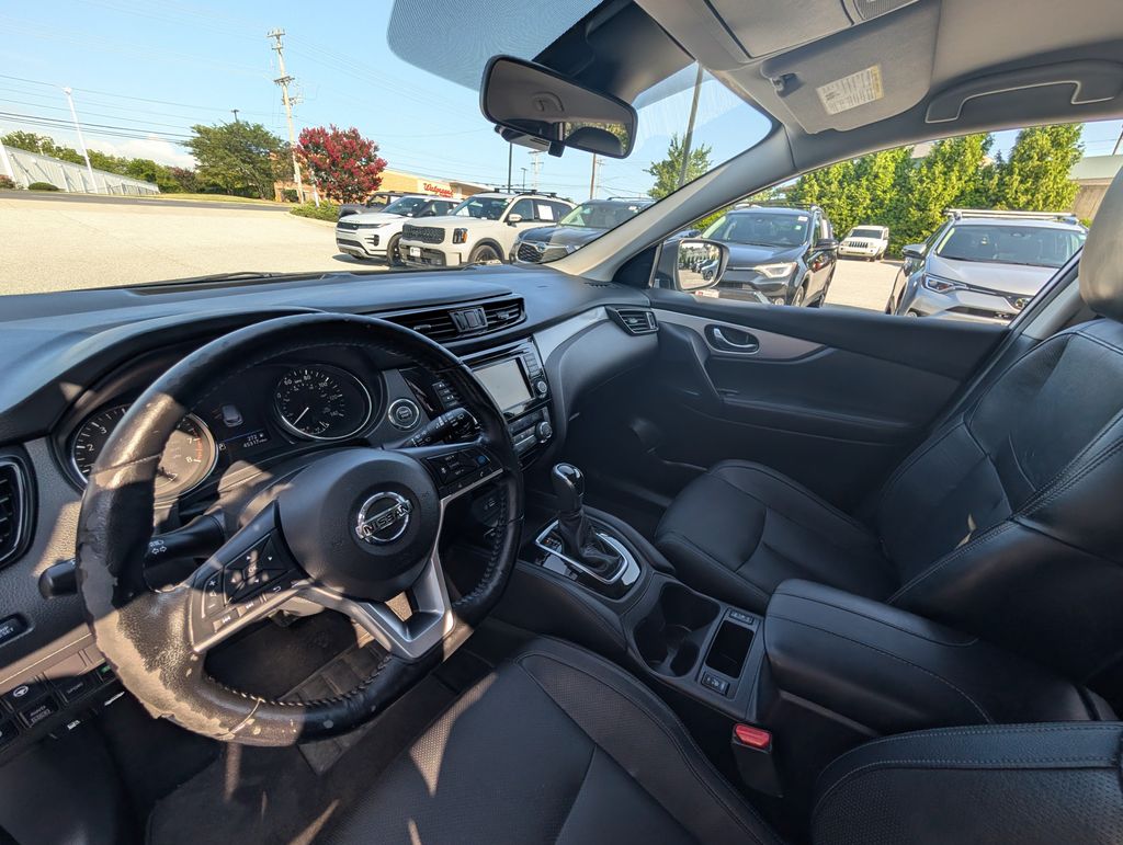 Used 2020 Silver Nissan SL image 8