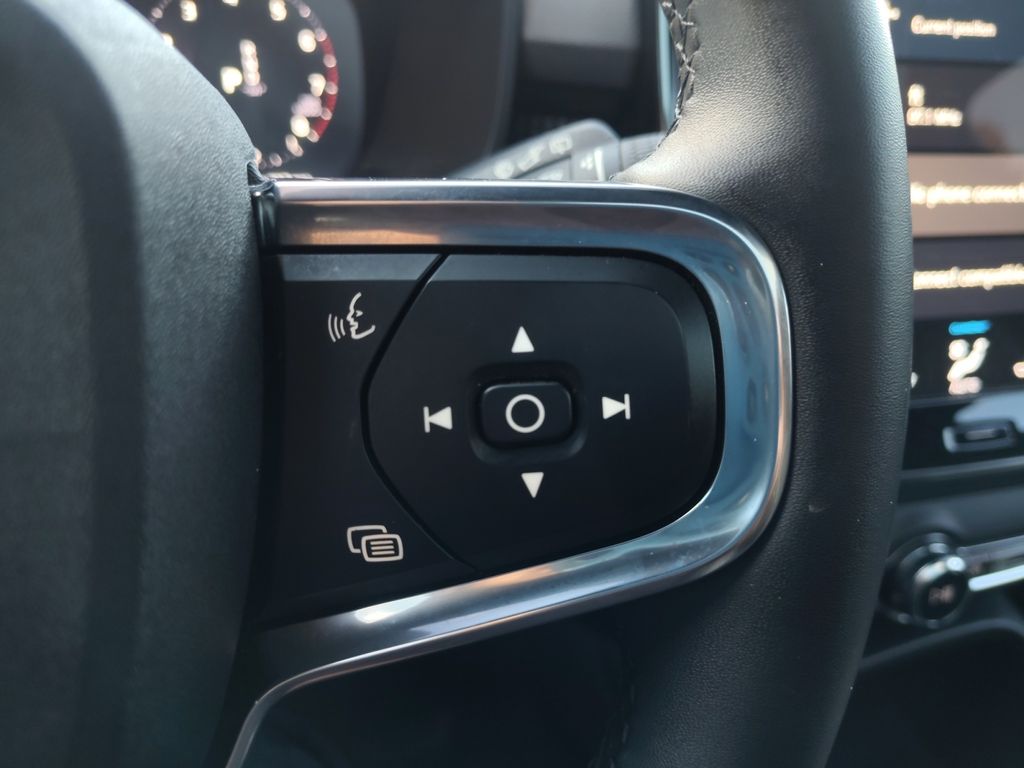 Used Car 2022 Volvo Xc40  R-design For Sale Under $30,000 In Austin, Texas