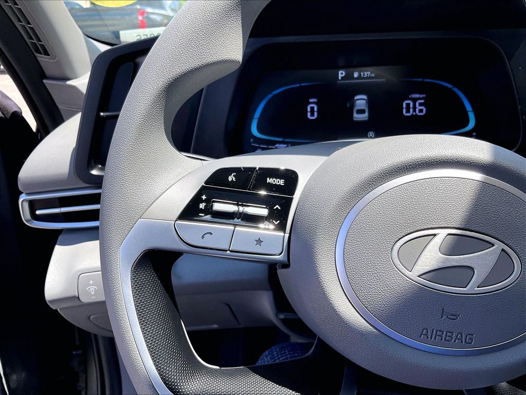 2025 Hyundai Elantra — photo 22