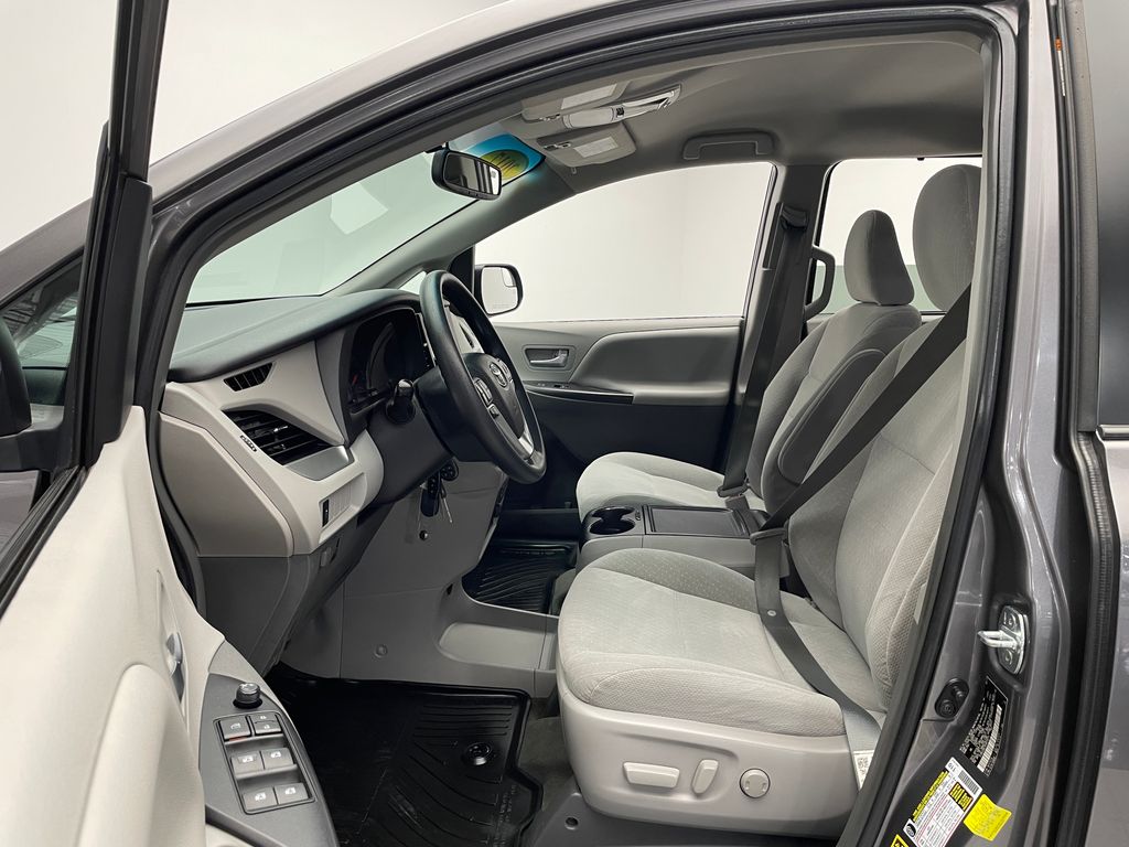 Thumbnail: 2017 Toyota Sienna - 12