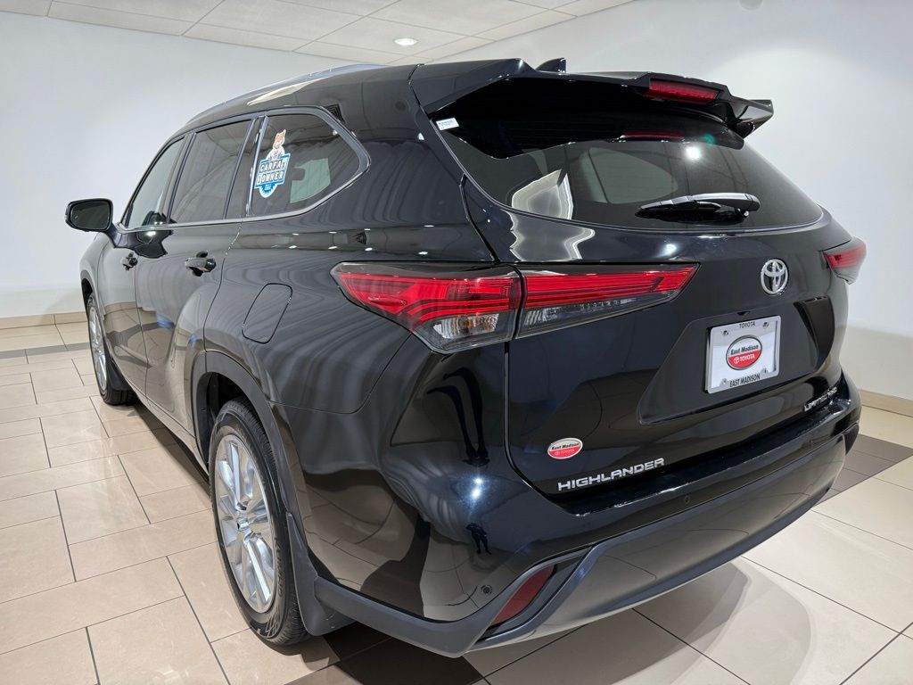 Thumbnail: 2023 Toyota Highlander - 3