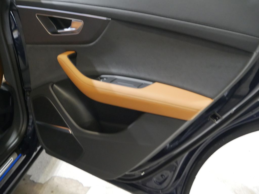 Thumbnail: 2026 Audi RS Q8 - 23