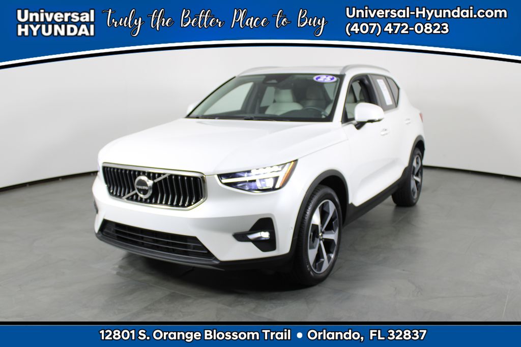 Crystal White Pearl 2025 Volvo XC40 B5 Plus Bright Theme AWD SUV / Crossover All-Wheel Drive Automatic
