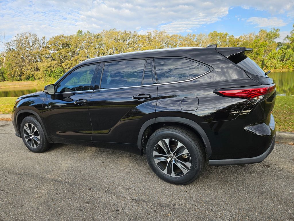 2021 Toyota Highlander XLE 3