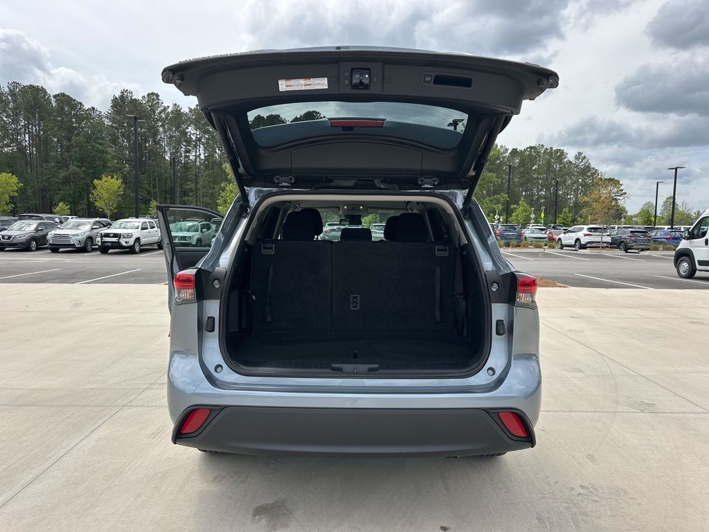 2023 Celestial Silver Metallic Toyota Highlander LE FWD SUV