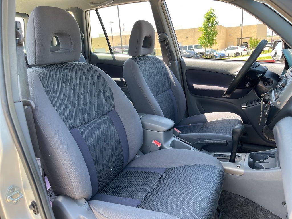 2003 Toyota RAV4 Base 26