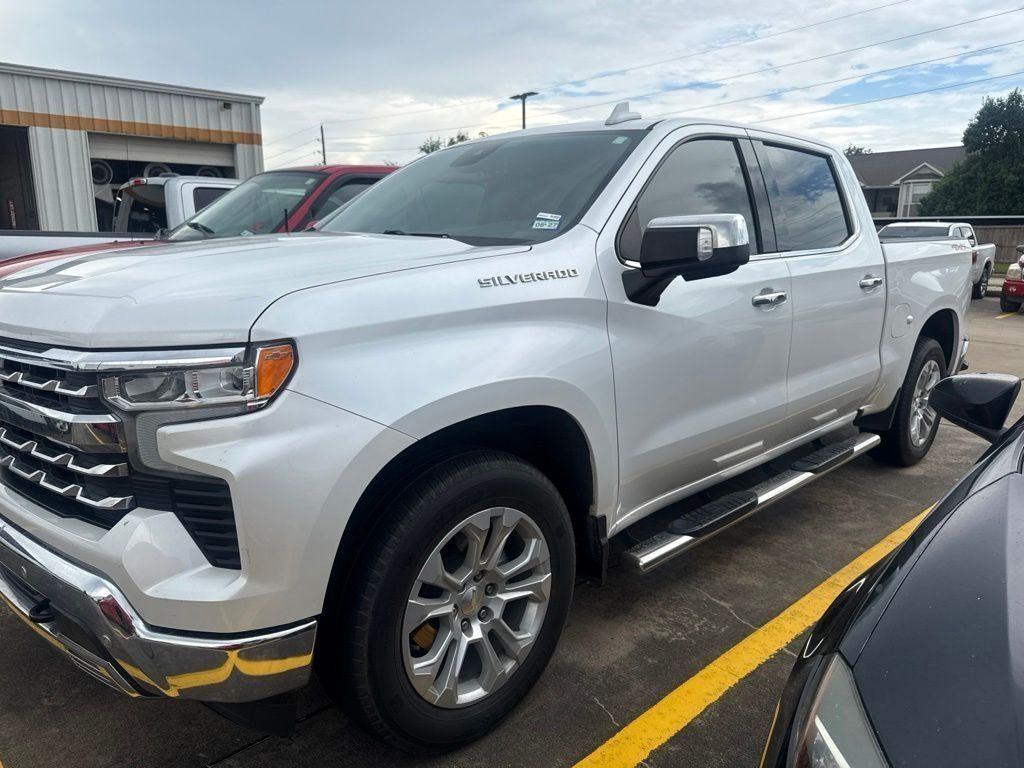White (Iridescent Pearl Tricoat) 2022 Chevrolet Silverado 1500 Pickup Truck Four-Wheel Drive Automatic