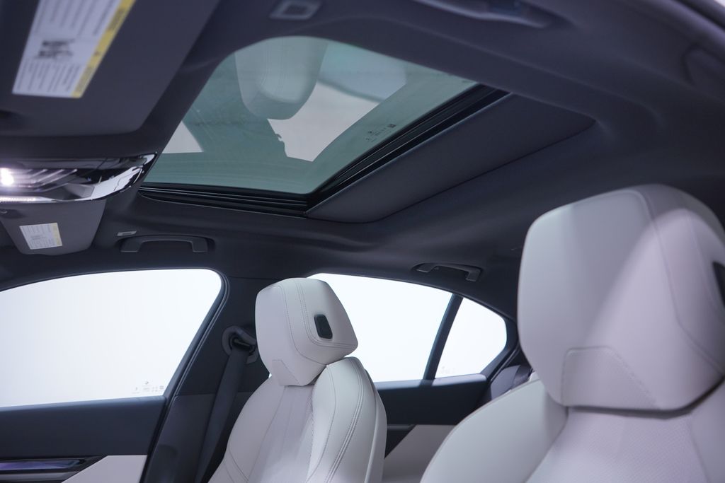 Thumbnail: 2026 BMW i5 - 8