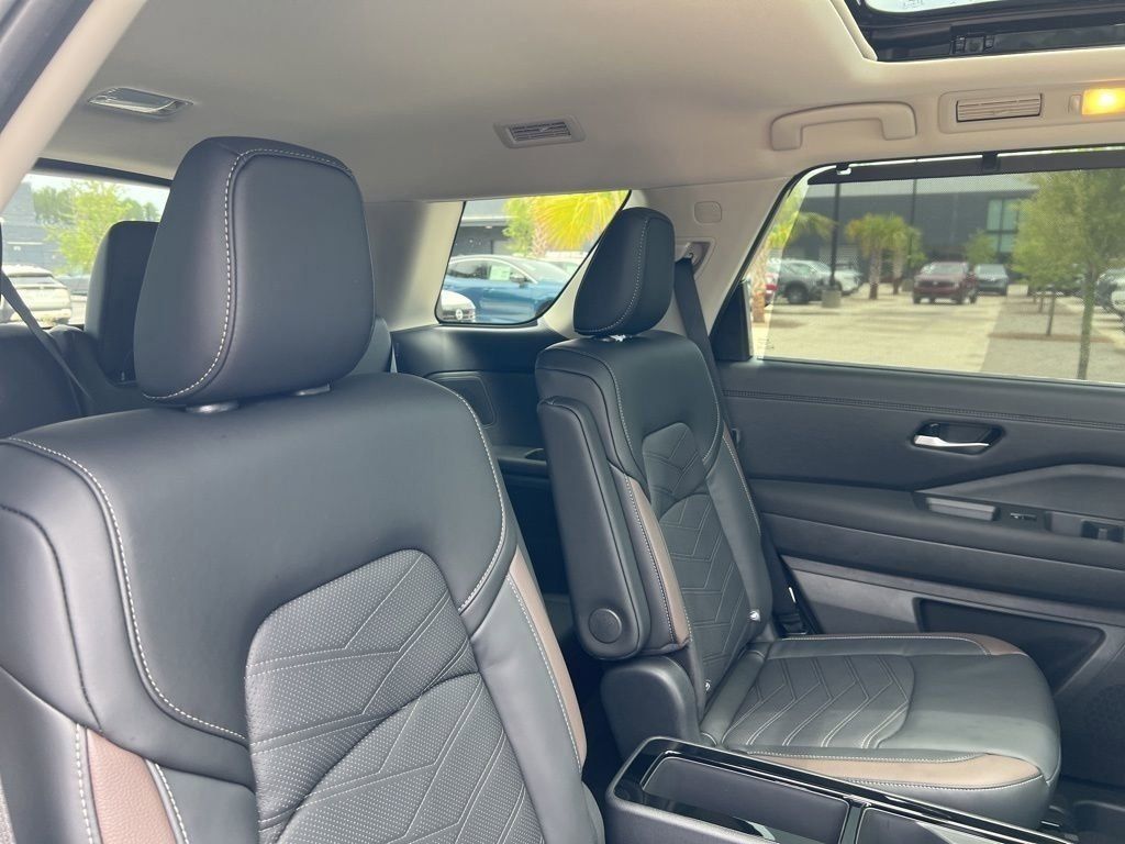 2025 Everest White Pearl Tricoat Nissan Pathfinder Platinum 4X4 SUV
