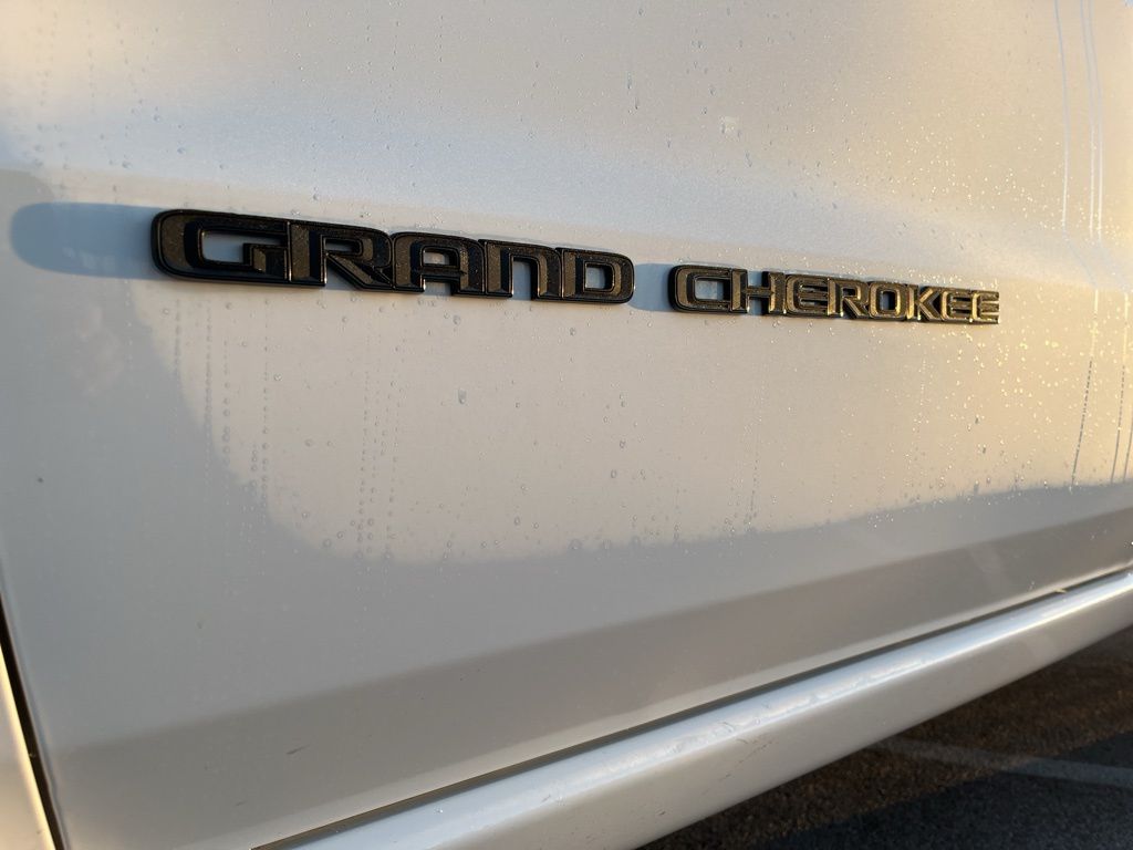 Thumbnail: 2017 Jeep Grand Cherokee - 9