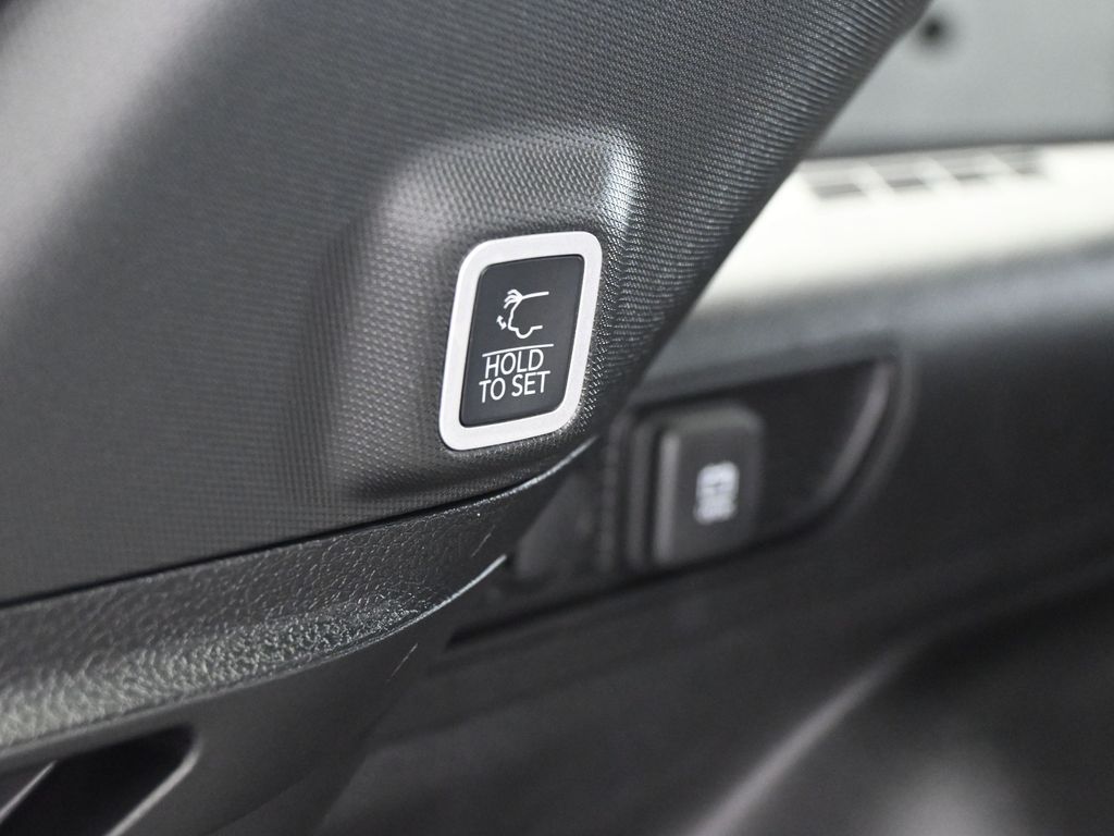 New 2026 Diamond Black Crystal Pearlcoat Jeep Laredo image 32