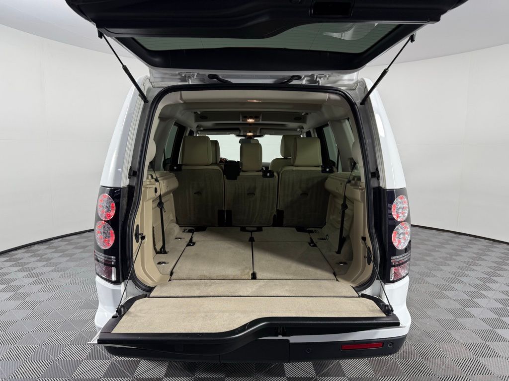 Thumbnail: 2016 Land Rover LR4 - 16