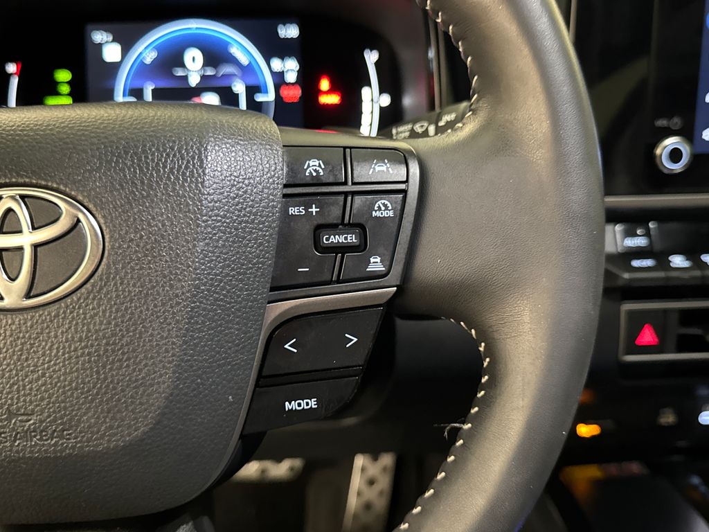 Certified Used 2025  Toyota SE image 21