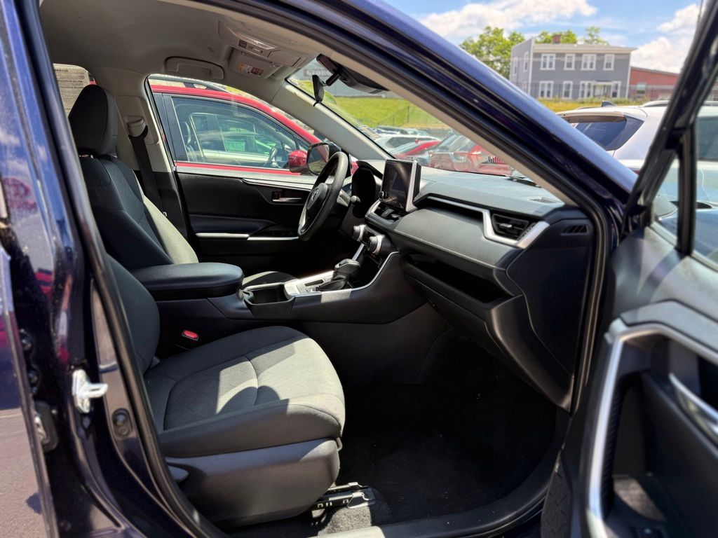 2024 Toyota RAV4 XLE - Photo 20