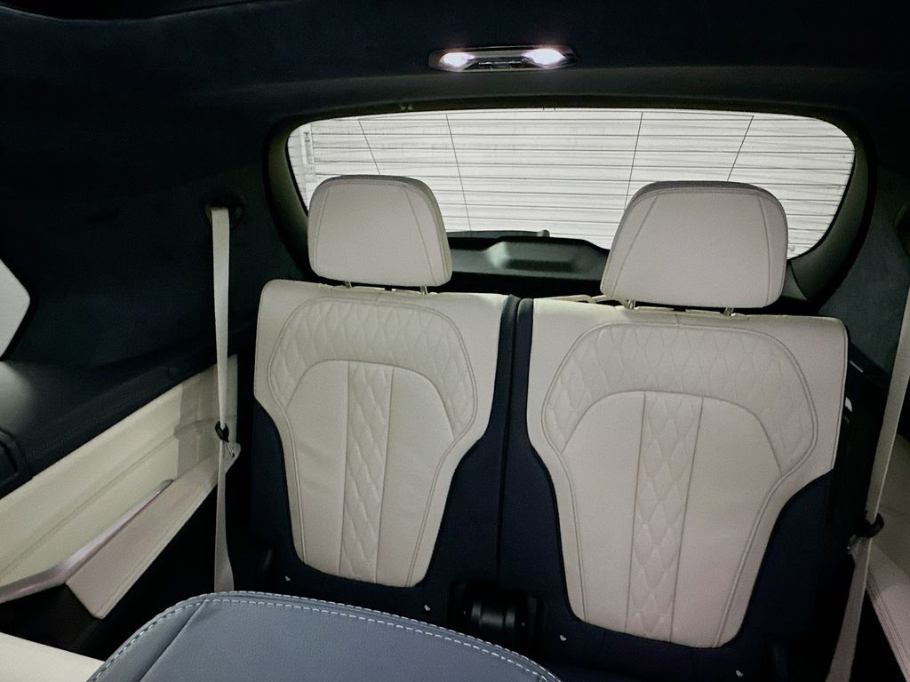 2022 BMW X7 xDrive40i 28