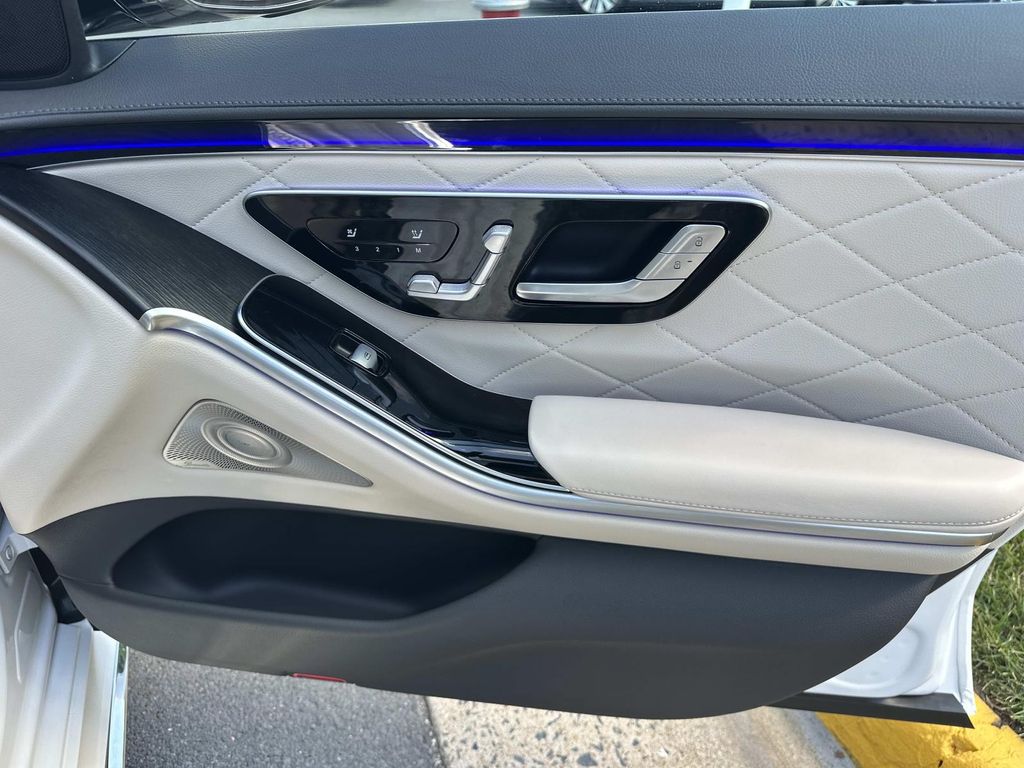 Thumbnail: 2024 Mercedes-Benz S-Class - 10