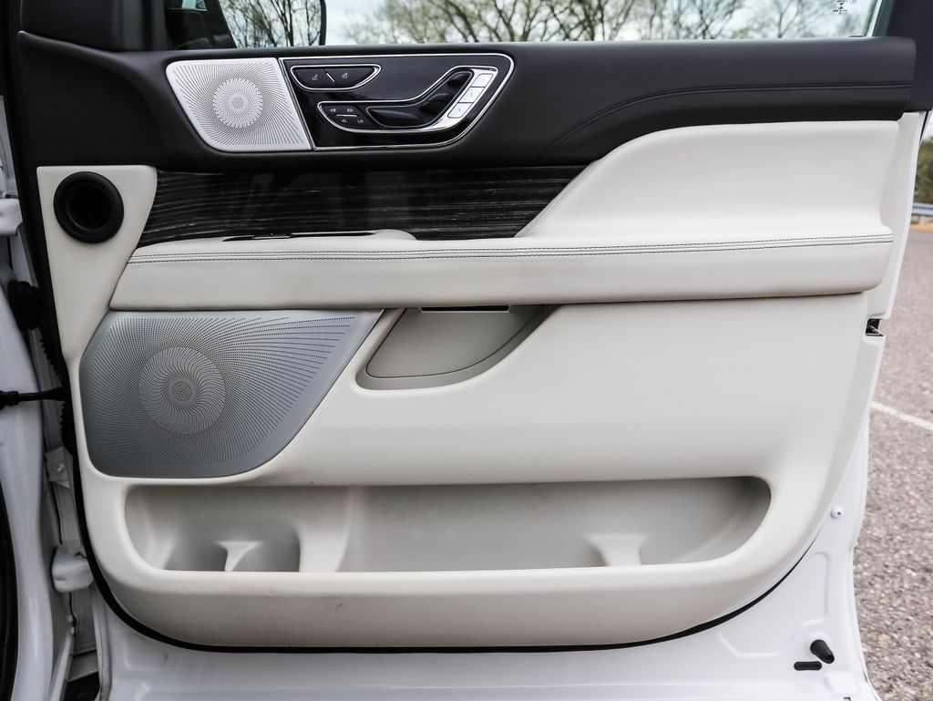 Thumbnail: 2022 Lincoln Navigator - 31