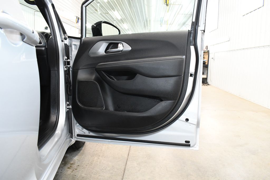 Used 2026 Silver Chrysler Select image 23