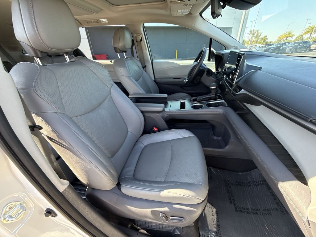 Thumbnail: 2021 Toyota Sienna - 16