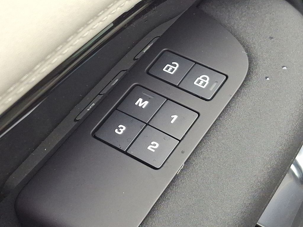 Thumbnail: 2026 Land Rover Discovery - 19