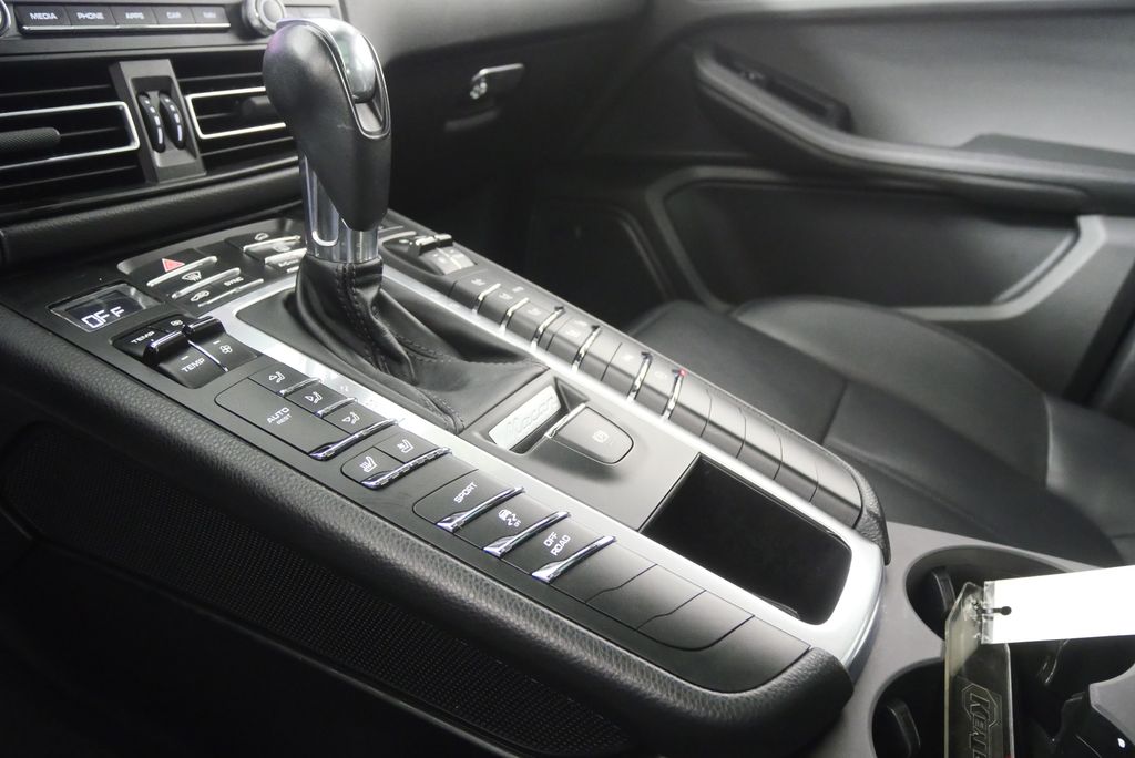 Thumbnail: 2020 Porsche Macan - 23