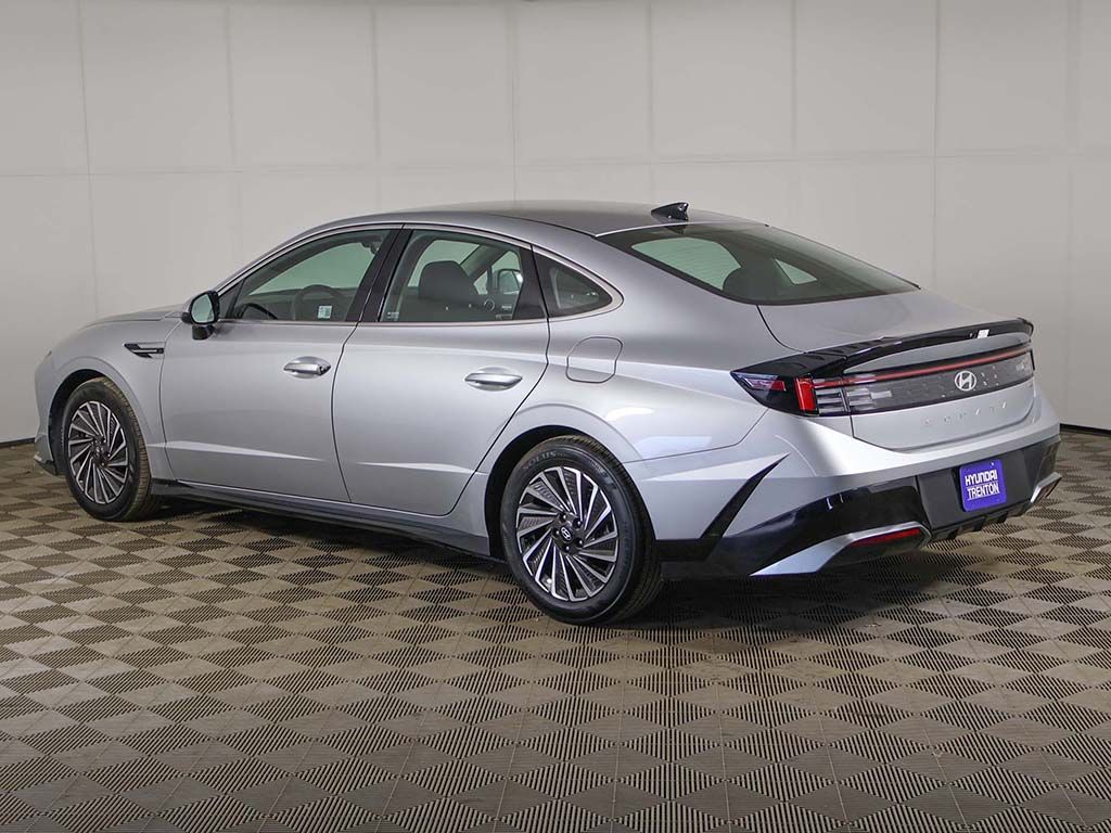 Certified Used 2025 Silver Hyundai SEL image 8