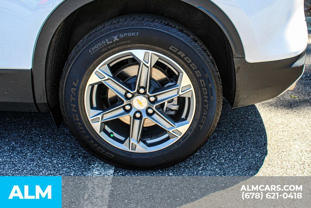Used 2025 White Chevrolet LT image 16