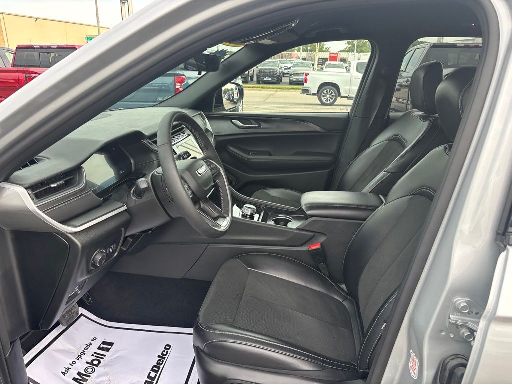 Used 2025 Jeep Grand Cherokee SUV
