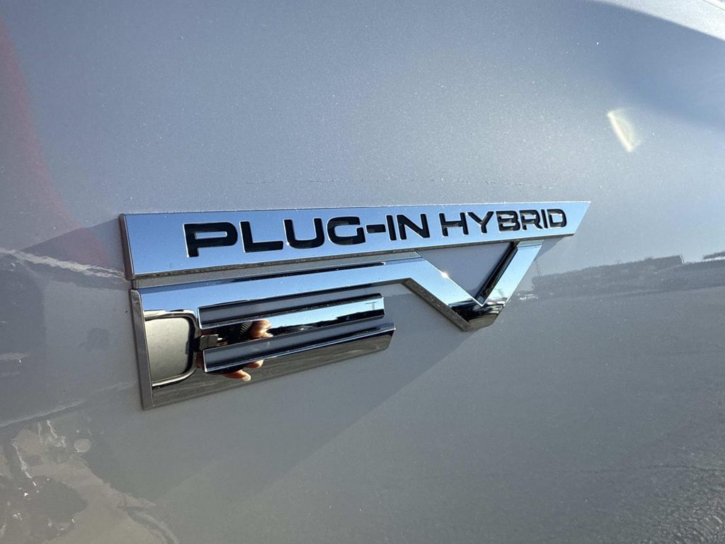 2025 Mitsubishi Outlander Plug-in Hybrid SE - Photo 11