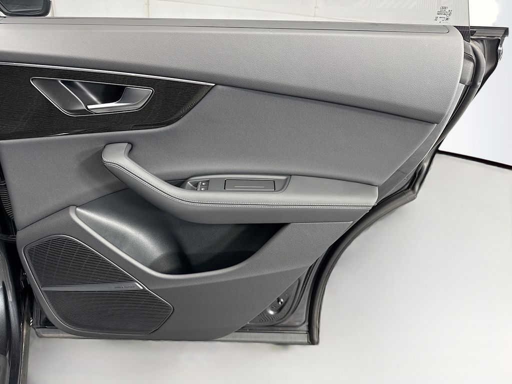 Thumbnail: 2025 Audi Q8 - 26