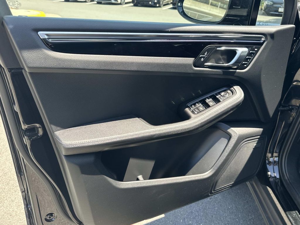 Thumbnail: 2022 Porsche Macan - 18