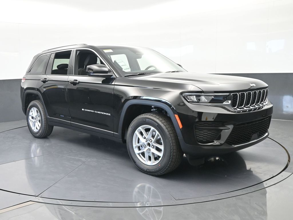New 2026 Diamond Black Crystal Pearlcoat Jeep Laredo image 8
