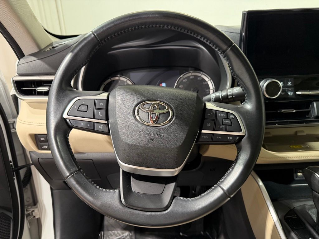 Thumbnail: 2023 Toyota Highlander - 25