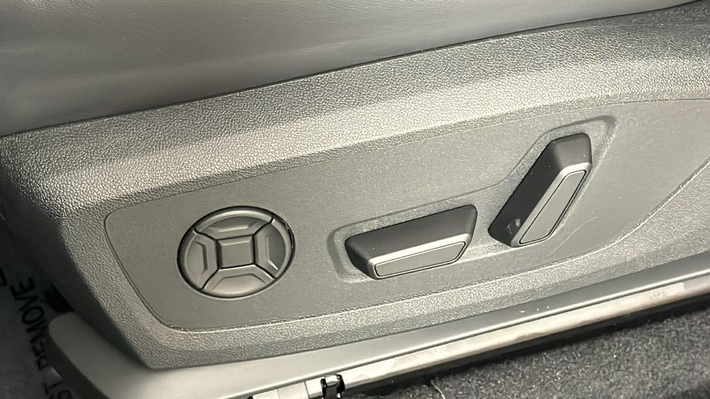 Thumbnail: 2025 Audi Q6 e-tron - 30