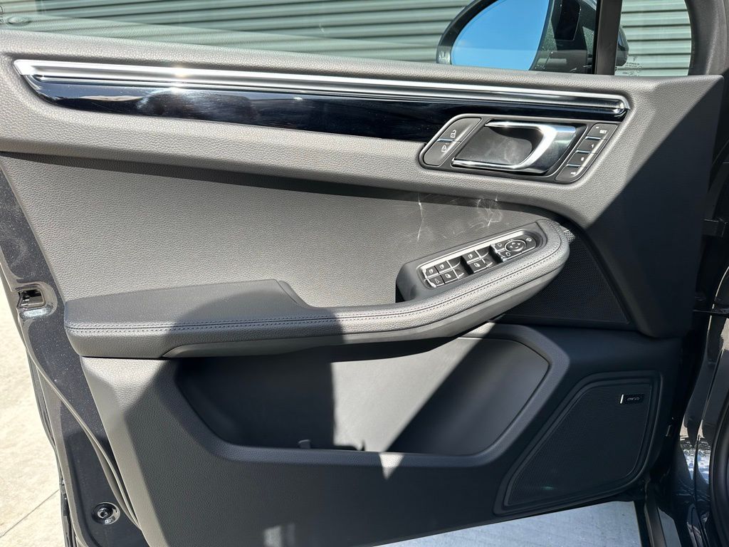 Thumbnail: 2026 Porsche Macan - 17