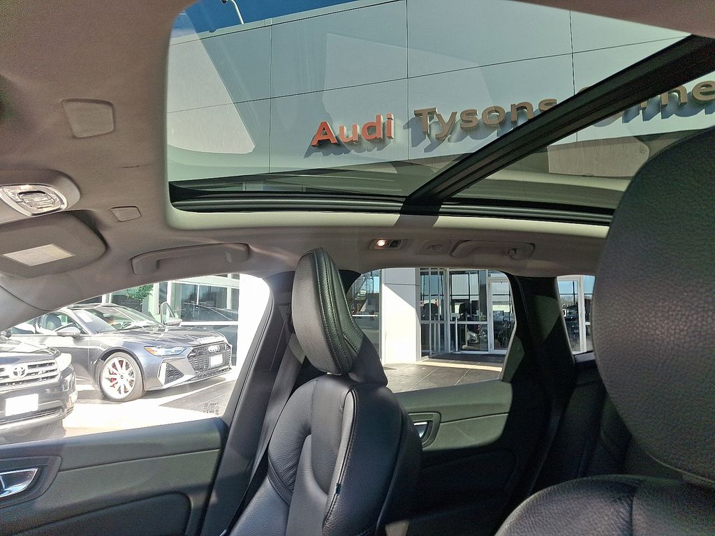 Thumbnail: 2021 Volvo XC60 - 14