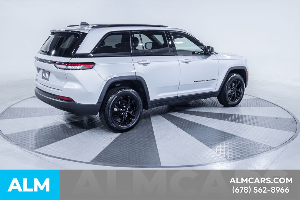Used 2025 Silver Jeep Altitude image 10