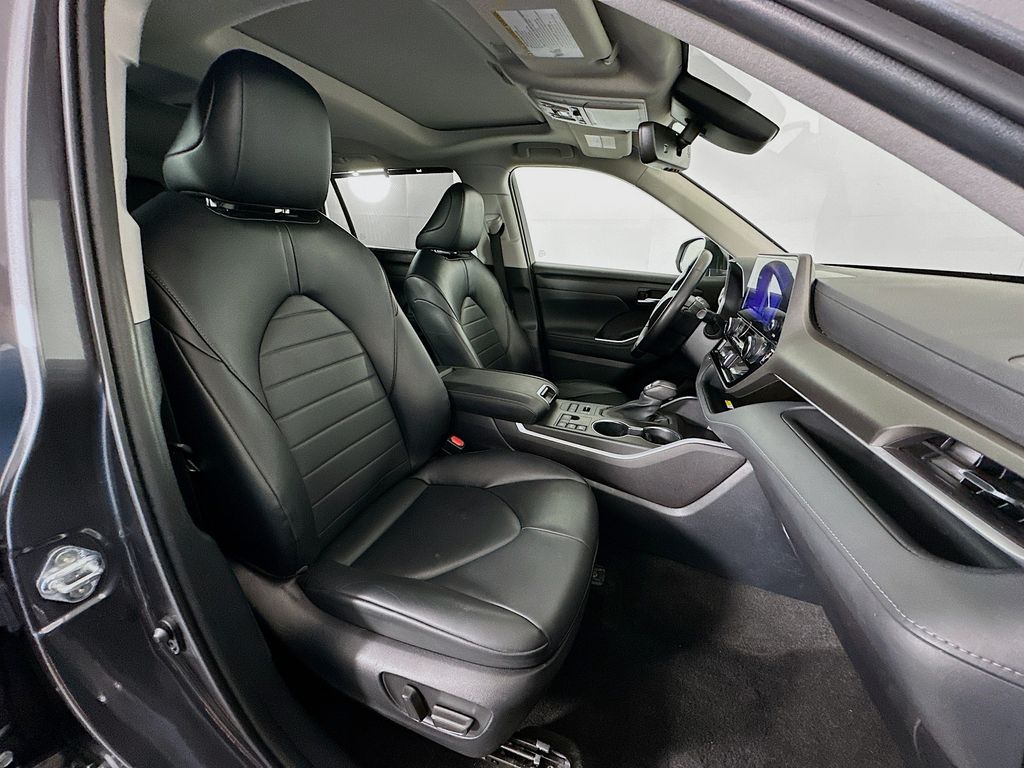 Thumbnail: 2023 Toyota Highlander - 29