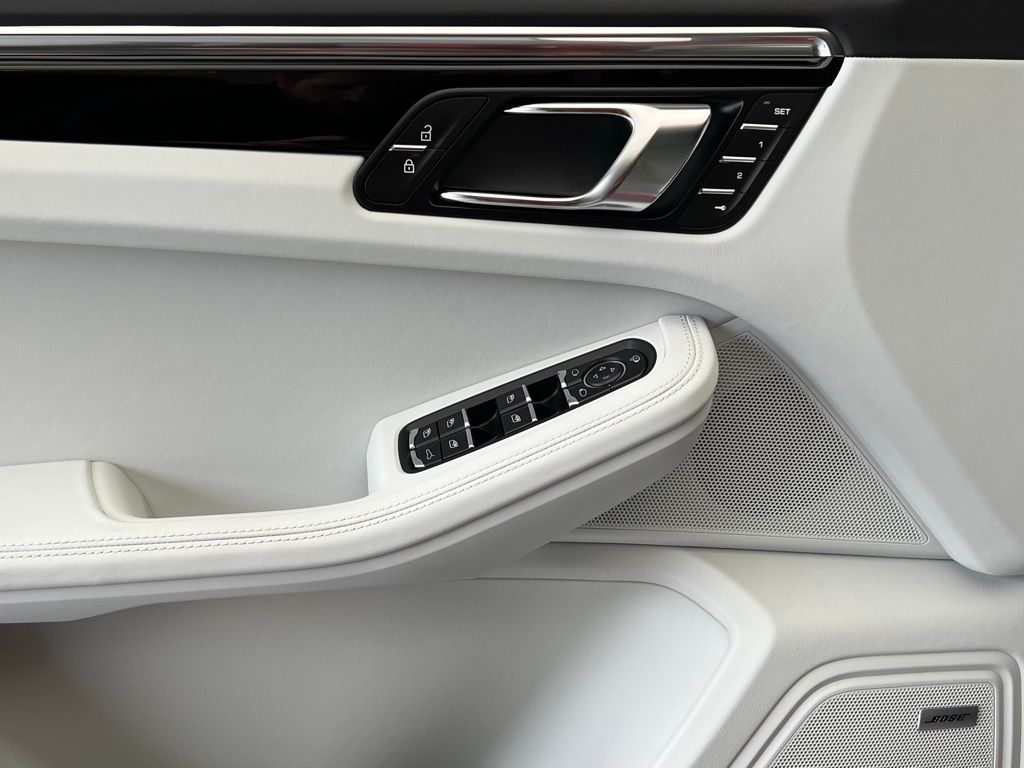 Thumbnail: 2025 Porsche Macan - 19