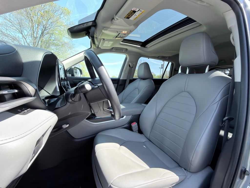 2022 Toyota Highlander XLE - Photo 18