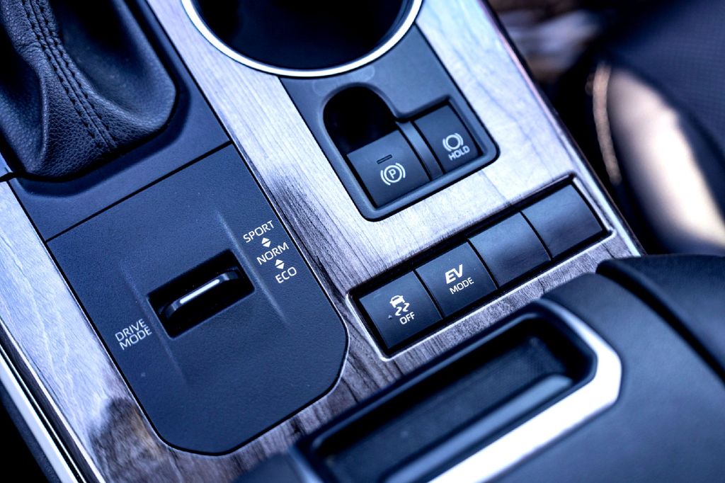 Used Car 2021 Toyota Highlander Hybrid  Platinum For Sale Under $35,000 In Taylor, Texas