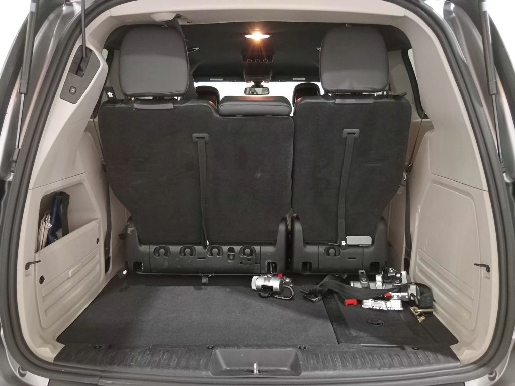 2018 Dodge Grand Caravan SXT — Billet Silver Metallic Clearcoat — photo 5