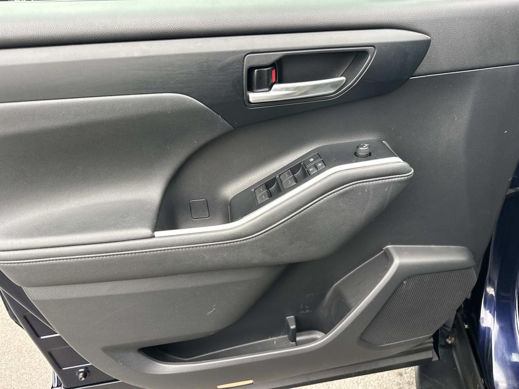 Thumbnail: 2021 Toyota Highlander - 30