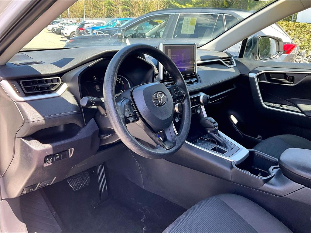 2025 Toyota RAV4 — photo 8