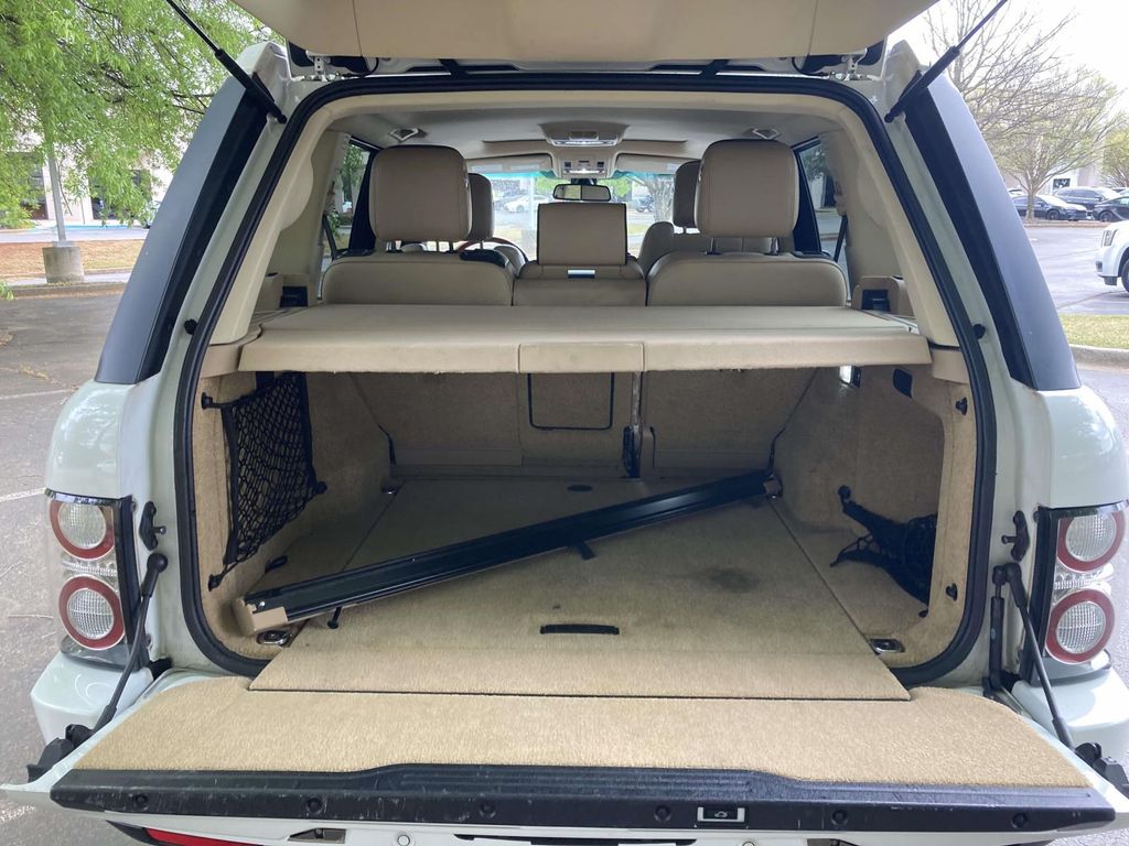 Used 2011 White Land Rover HSE image 8